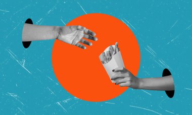 Modern sanatsal kolaj: patates kızartmalı bir el, turuncu halkalı mavi bir arka plana doğru uzanır. Lezzetli ama sağlıksız yemek kavramı.