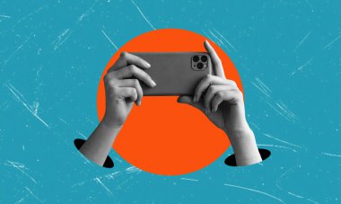 Çağdaş kavramsal sanat afişi akıllı telefonu tutan bir eli gösteriyor, fotoğraf çekiyor. Mavi arkaplanda çağdaş sanat kolajı