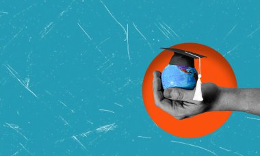 Dünyayı tutan bir el ve mezuniyet şapkası olan modern bir sanat kolajı. Konsept küresel eğitim hakkındadır..