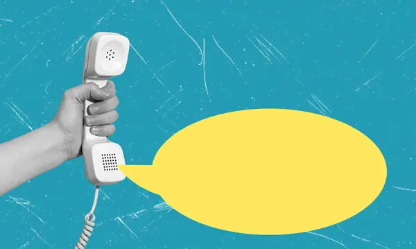Yaratıcı kompozisyon fotoğraf kolajı telefon ahizesi tutan bir el ve mavi arka planda bir mesaj balonu. Sohbet, düşünce ve reklam kavramı.