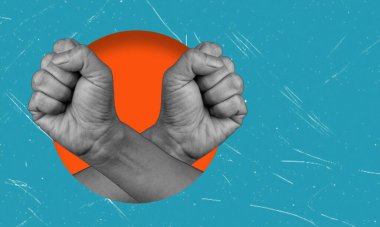 Sanat kolajı, turuncu dairede mavi arka planda yumrukların görüntüsü. Özgürlük ve eşitlik kavramı.