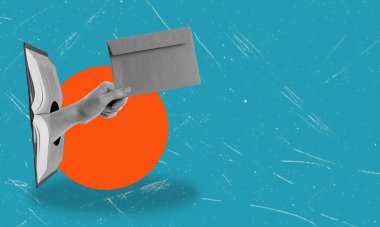 Sanat kolajı, el yazısı ve mavi arkaplan üzerine kitap ve metin için boşluk. Kitap eleştirisi konsepti.