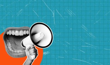 Megafonlu bir insan eli ve mavi arka planda ağzı açık bir kadın. Modern tasarım, modern sanat kolajı. İlham, fikir, modaya uygun şehir dergisi tarzı. Reklam için negatif alan.