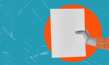 Modern sanat kolajında bir adamın elinde mavi bir zemin üzerinde yazı için yeri olan bir kağıt parçası vardı. Reklam ve tanıtım konsepti.