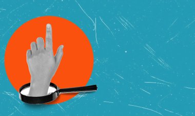 Sanat kolajında, büyüteç altında fotokopi alanı olan mavi bir arka planda bir el var. İş ve reklam kavramı.