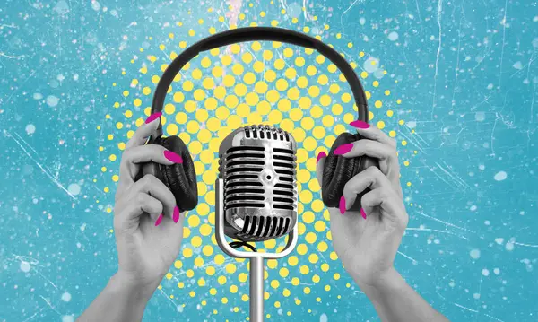 Artystyczny Kolaż Nowoczesnymi Słuchawkami Mikrofonem Retro Niebieskim Tle Koncepcja Podcastingu — Zdjęcie stockowe