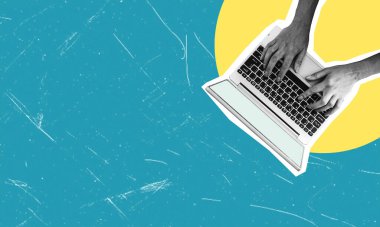 Çevrimiçi eğitim, uzaktan çalışma. Mavi arka planda dizüstü bilgisayarı olan genç bir yönetici ya da tezgahtar. Çağdaş sanat kolajı. İlham, fikir, moda. Mesleki faaliyet kavramı, iş