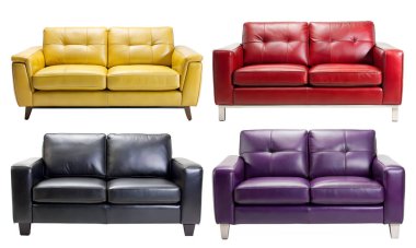 Beyaz arka planda tahta bacaklı, farklı renklerde iki koltuklu deri koltuk. Ön manzara. izole arkaplan.