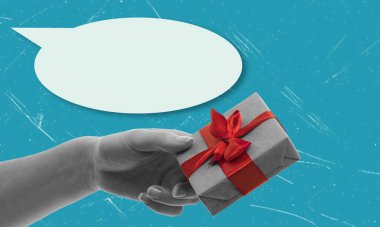 Çağdaş sanat kolajı hediye kutusu ve mesaj baloncuğu olan bir eli tasvir ediyor. Tatil alışverişi kavramı. Selamlar ve kutlamalar. Reklam kopyası için boşluk.