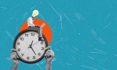 Dev bir saatin sanatsal, modern kolaj resmi ve dizüstü bilgisayarda çalışan kafası yerine ampulü olan oturan bir adam. Sınırlı süre üzerinde çalışma kavramı.