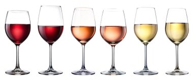 Beyaz zemin üzerinde farklı şaraplar olan sıra sıra bardaklar. Alkolik içecek konsepti