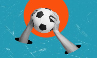 Modern sanat kolajı mavi arka planda futbol topunu tutan bir eli resmediyor. Futbol oynama konsepti.