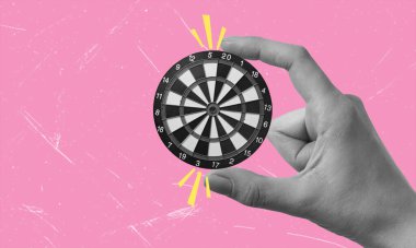 Çağdaş sanat kolajı bir hedefi tutan eli tasvir ediyor. Hedef başarı, iş ve finans kavramı.