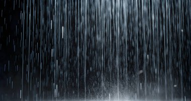 Siyah zemine düşen yağmur damlaları. Doğa ve yağmurlu hava kavramı.