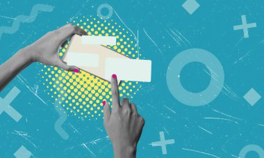 Modern sanat kolajı mavi arkaplanda telefon ve mesaj ile fotokopi alanını gösteriyor. Telefon aracılığıyla iletişim kurma kavramı.