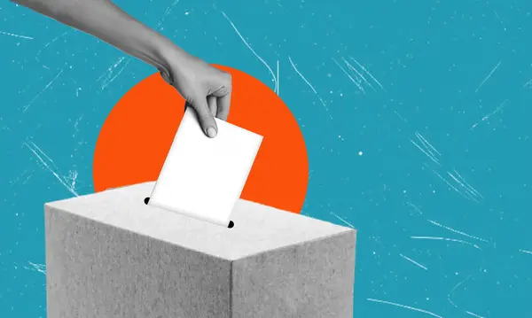 Bir el, gri bir oy sandığına boş bir oy pusulası koyuyor. İçinde demokratik süreçlere katılımı temsil eden bir güneş ışığının yer aldığı mavi bir zemin var..