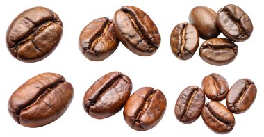 Beyaz arka planda kahve çekirdekleri, yakın plan, makro çekim. Kavrulmuş ve aromatik kahve çekirdeği kavramı.