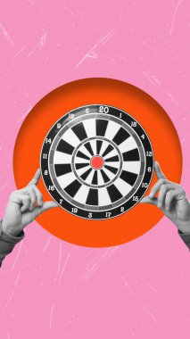 Pembe arka planda dart oklarını tutan el resmi olan modern sanat kolajı. Hedefi vurma kavramı. Cep telefonu için kapak, biçim 9: 16
