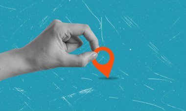 El ve GPS navigasyonunun modern sanat kolajı resmi, mavi arkaplanda kopyalama alanı. Teslimat ve navigasyon kavramı.