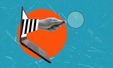 Modern sanat kolajı bir dolandırıcının elini mavi arka plandaki bir dizüstü bilgisayardan büyüteçle tasvir ediyor. İnternetteki dolandırıcılık kavramı.