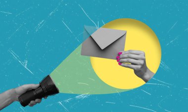 Renkli ve yaratıcı bir tasvirde pembe tırnaklı bir el, koyu mavi ve sarı bir zemin üzerinde el feneriyle vurgulanmış bir zarf sunar..