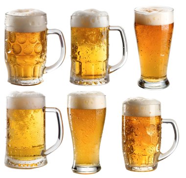 Beyaz arka planda köpüklü bira bardakları ve bardaklar. Eğlence, parti ve alkol kavramı.