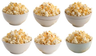 Beyaz arka planda izole edilmiş bir tabakta patlamış mısır koleksiyonu. Film izlemek için yiyecek konsepti.