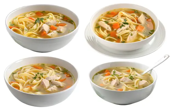 Beyaz arka planda tavuk çorbası. Lezzetli ve sağlıklı bir çorba konsepti..