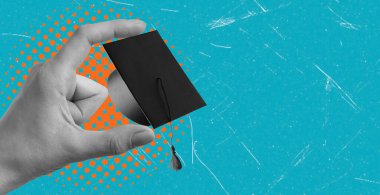 Mezuniyet şapkasını mavi arka planda tutan bir el ve metin için yeri olan modern sanat kolajı. Eğitim ve öğrenim kavramı.