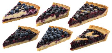 Beyaz arka planda yaban mersinli kek dilimleri. Lezzetli ve tatlı yemek kavramı.