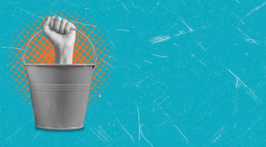 Dramatik bir görsel, bir kovadan yükselen yumruğu gösteriyor, dayanıklılığı ve gücü sembolize ediyor, parlak mavi ve turuncu bir zemin üzerine kurulmuş, güçlenme hissi uyandırıyor..