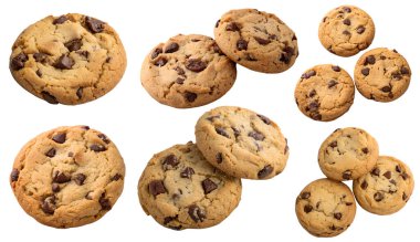 Beyaz arka planda izole edilmiş çikolata parçalı bir kurabiye seti. Lezzetli ve tatlı fırınlanmış yiyecekler konsepti.