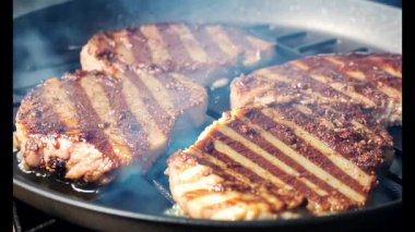 Et sosunu orta boy ızgara ızgaranın üzerine dök aşçı pişmiş bifteğin üzerine sos dök, yakın plan. Lezzetli yemek kavramı.