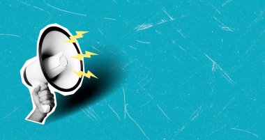 Modern sanat kolajı, uzay kopyası ve yıldırımlı mavi arka planda bir el megafonuyla. Haber kavramı, eylem ve tanıtım çağrısı.