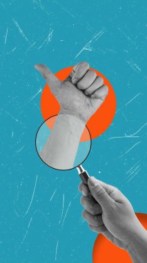 Modern sanat kolajında büyüteçle bir el ve mavi arka planda baş parmak. İyi çalışma ve terfi kavramı.