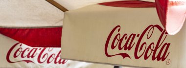 Türkiye, Ankara 24 Mayıs 2025, üzerinde Coca-Cola yazılı iki şemsiye. İçecek konsepti ve reklamı tazeleyici.