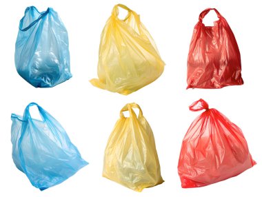 Beyaz bir yüzeyde mavi, sarı ve kırmızı renkte birden fazla plastik torba sergilenir. Her çanta bağlanmış, farklı renkler ve formlar gösteriliyor, ortak alışveriş ögelerini temsil ediyor..