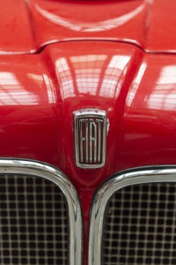 Türkiye, Ankar 25 Mayıs 2025. Fiat marka rozet, gümüş, eski vücutta kırmızı. Güvenilir araba kavramı.