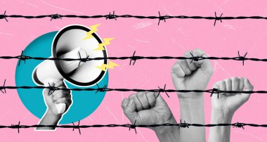 Modern sanat kolajı, dikenli tel arka planda pembe bir fonda yumrukları havada ve megafonu olan bir kalabalığı tasvir ediyor. Bu kavram protesto, reklam veya haber malzemesi olarak kullanılabilir.