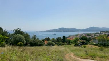 Gemileri ve eski evleri olan deniz manzarası, Büyükada adasından manzara. Seyahat ve turizm kavramı.
