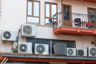 Birkaç havalandırma ünitesi binanın dış duvarına dizilmiş. Bu da sıcak hava koşullarında yerel ısınma ihtiyacını gösteriyor. Güneş ışığı pencerelerden yansıyarak şehir ortamını güçlendirir..