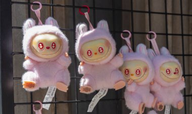 İstanbul, Türkiye, 16 Ağustos 2025. Tavşan kulaklı gülümseyen karakterlerin yer aldığı renkli pelüş oyuncaklar bir pazarda sergileniyor. Parlak atmosfer müşterileri cezbeder ve çevreye cazibe katar..