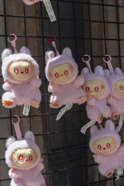 İstanbul, Türkiye, 16 Ağustos 2025. Çizgi filmlerdeki tavşanlara benzeyen yumuşak, pembe, pelüş anahtarlıklar sergileniyor. Renkli piyasa atmosferi bu oyuncu aksesuarların cazibesini artırıyor..