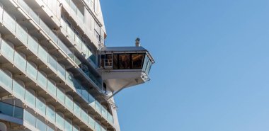 Yolcular, mavi bir gökyüzü altında sakin sularda seyahat ederken çağdaş bir yolcu gemisinin gözlem güvertesinden nefes kesici manzaraların keyfini çıkarıyorlar. Manzara ve rahatlama için mükemmel..