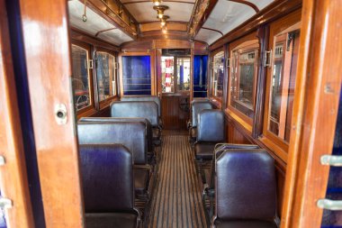 Tahta paneller ve klasik koltuklar bu tarihi tren vagonunun içinde davetkar bir atmosfer yaratarak 20. yüzyılın başındaki işçiliğin altını çiziyor..