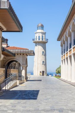 Büyüleyici bir deniz feneri, büyüleyici bir sahil gezisinin hemen yanında yükseliyor. Bölge, ziyaretçileri güzel bir çevre ve deniz manzarasının tadını çıkarmak için güneş tarafından parlak bir şekilde aydınlatılıyor..