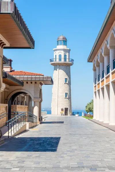 Büyüleyici bir deniz feneri, büyüleyici bir sahil gezisinin hemen yanında yükseliyor. Bölge, ziyaretçileri güzel bir çevre ve deniz manzarasının tadını çıkarmak için güneş tarafından parlak bir şekilde aydınlatılıyor..