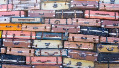 Canlı bir antika bavul koleksiyonu yerel bir markette bir araya toplanıyor. Her bavul geçmiş yolculukların hikayesini anlatıyor. Macera ve keşif anılarını anımsatıyor..