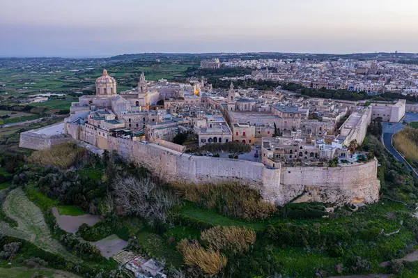 Mdina 'nın havadan görünüşü, Malta' nın antik duvarlı şehri, Sessiz Şehir olarak bilinir. Bir tepenin üzerinde, barok mimarisi, dar taş sokaklar ve büyük St. Paul Katedrali bulunur, hepsi de verimli kırsal bölgelerle çevrilidir..