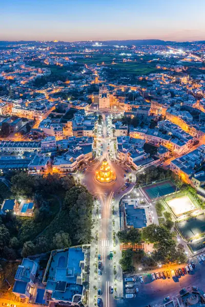 Malta 'daki Lija köyünün panoramik manzarası. Belveder Kulesi ve Kilise yanıyor. Mdina uzaktan görülebilir. Alacakaranlıkta Malta 'daki Lija köyünün hava manzarası. Belirgin aydınlatma yapıları arasında Belveder Kulesi ve Kilise yer almaktadır..
